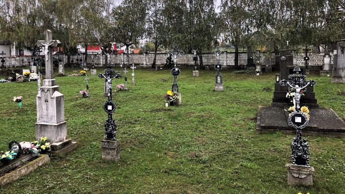 Hřbitov s křížem a domem smútku- Voderady-6