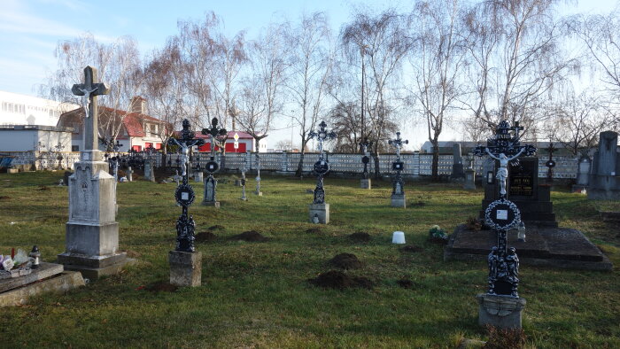 Hřbitov s křížem a domem smútku- Voderady-2