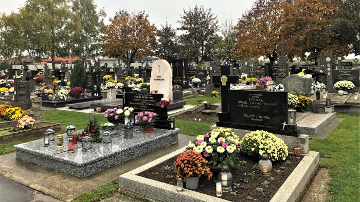 Friedhof mit Kreuz und Trauerhaus - Voderady-7