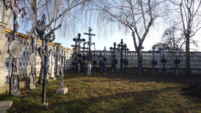Hřbitov s křížem a domem smútku- Voderady-1