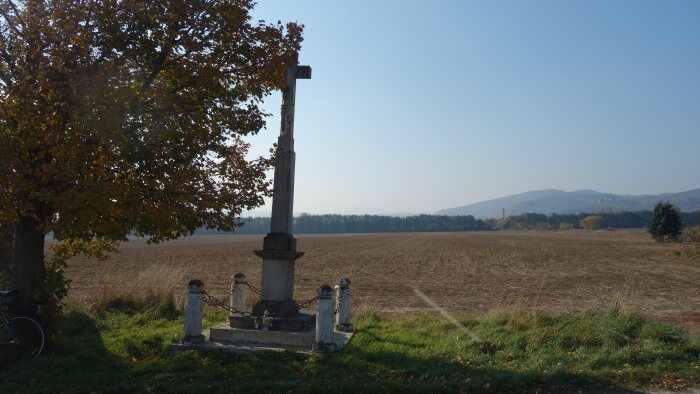 Kamenný kříž před vesnicí - Trstín-2