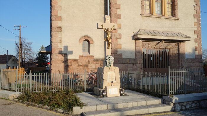 Cross and memorial to the fallen in World War II - Vlčkovce-2