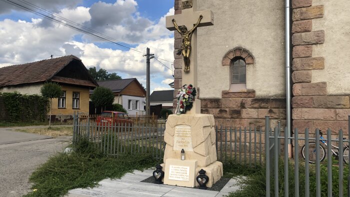 Cross and memorial to the fallen in World War II - Vlčkovce-1