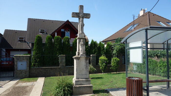 Kreuz im Dorf Jablonec-1