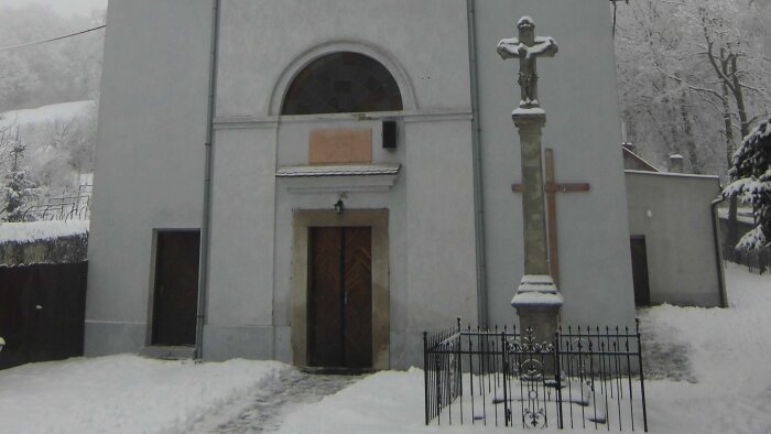 Kříž před kostelem - Doľany-3
