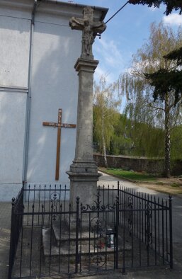 Kříž před kostelem - Doľany-4
