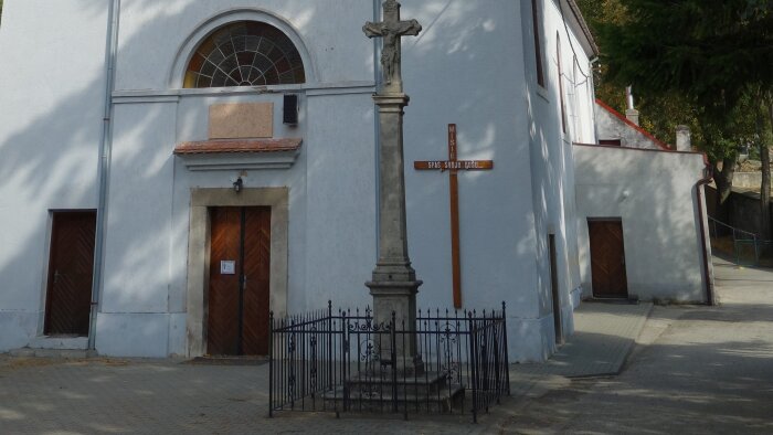 Kríž pred kostolom - Doľany-2