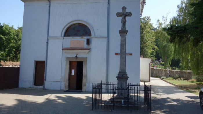 Kříž před kostelem - Doľany-1