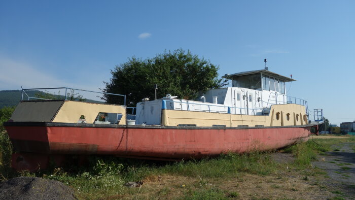 Vanov-Schiff in der Nähe des Dorfes Doľany-1