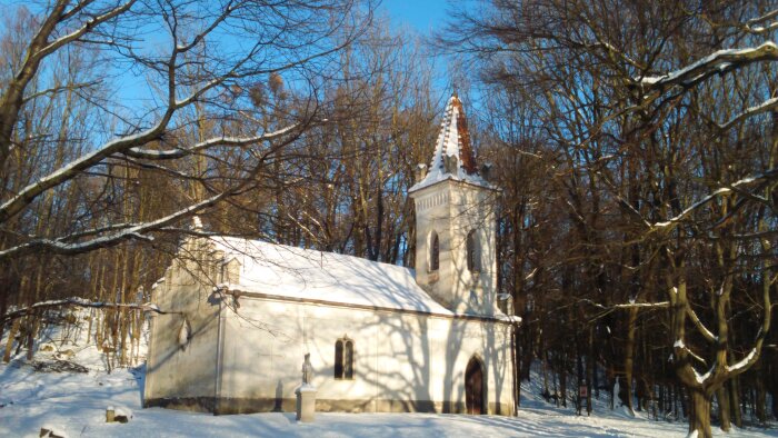 Pútnická kaplnka Panny Márie Snežnej pri hrade - Častá-3