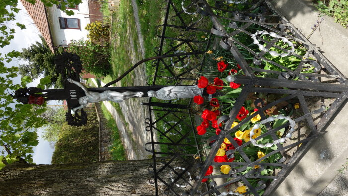 Liatinový kríž v obci - Častá-4