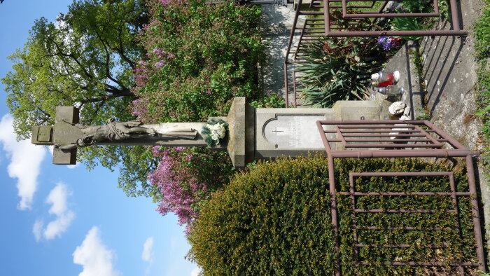 Kreuz am Friedhof - Common-3