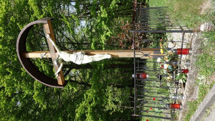 Kríž pred kaplnkou - Častá-4