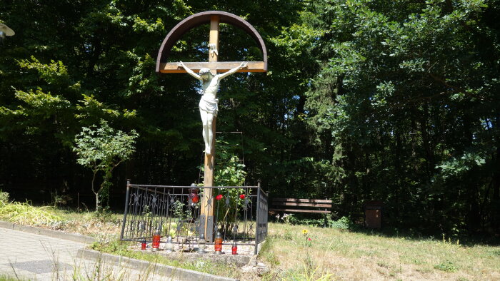 Kříž před kaplí - Častá-2