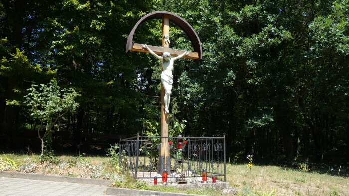 Kříž před kaplí - Častá-1