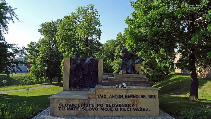 Denkmal für Anton Bernolák-1