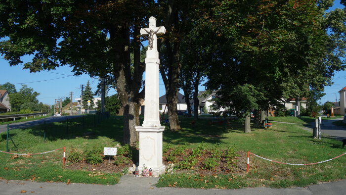 Kříž v obci, horní konec - Ružindol-1