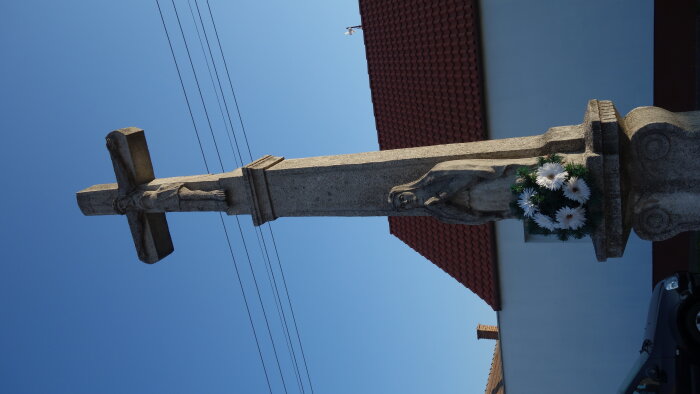 Kamenný prícestný kríž v obci - Dlhá-3
