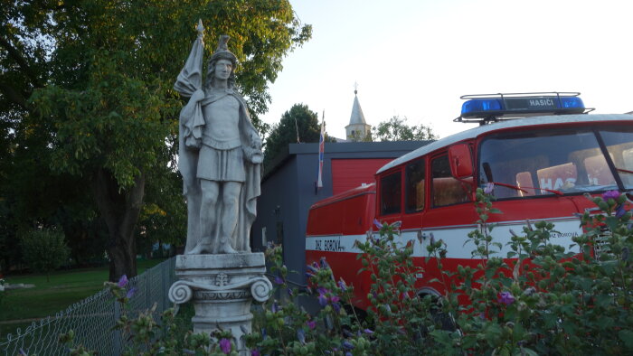 Hasičská zbrojnica a socha sv. Floriána - Borová-3