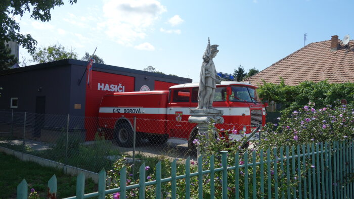 Feuerwache und Statue des Hl. Floriána - Borová-2
