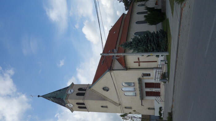 Farní kostel Krista Krále - Hlohovec část Šulekovo-4