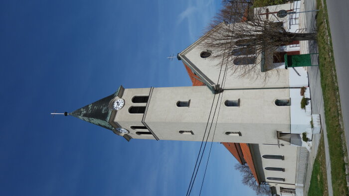 Farní kostel Krista Krále - Hlohovec část Šulekovo-3