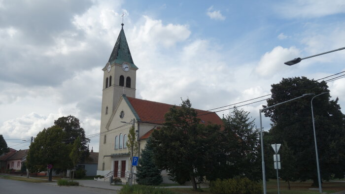 Farní kostel Krista Krále - Hlohovec část Šulekovo-1