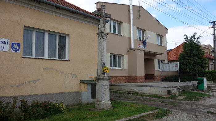 Kő kereszt a faluban - Zvončín-4
