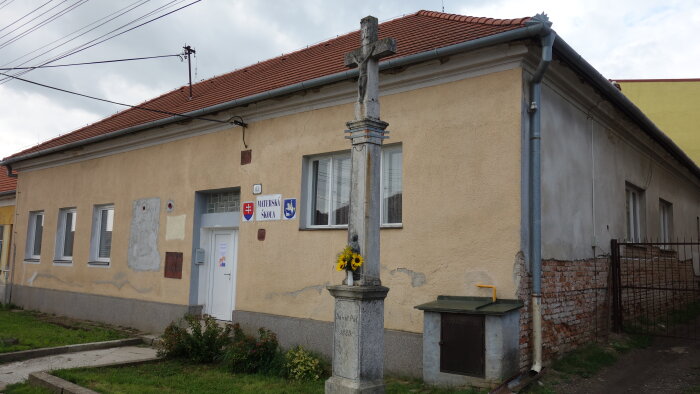 Kő kereszt a faluban - Zvončín-1