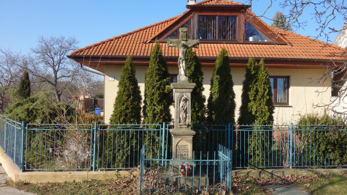 Kreuz im Dorf am Bach - Zvončín-1