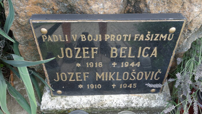 A háborúban elesettek emlékműve - Zvončín-3