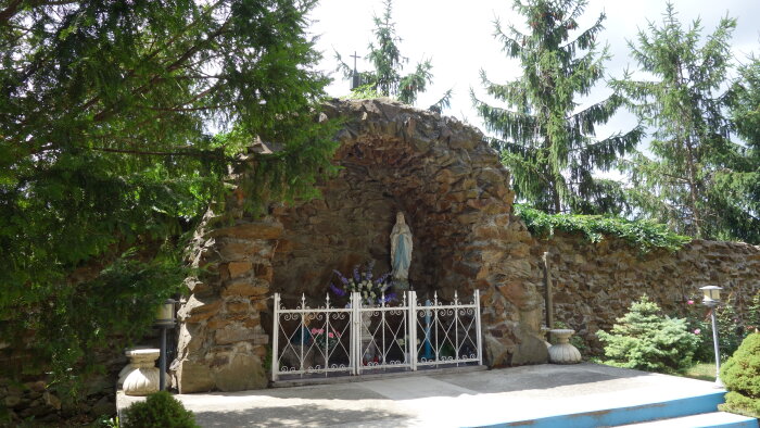 Lourdes -barlang - kápolna-1