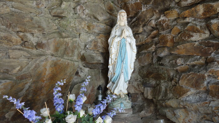 Lourdes -barlang - kápolna-2