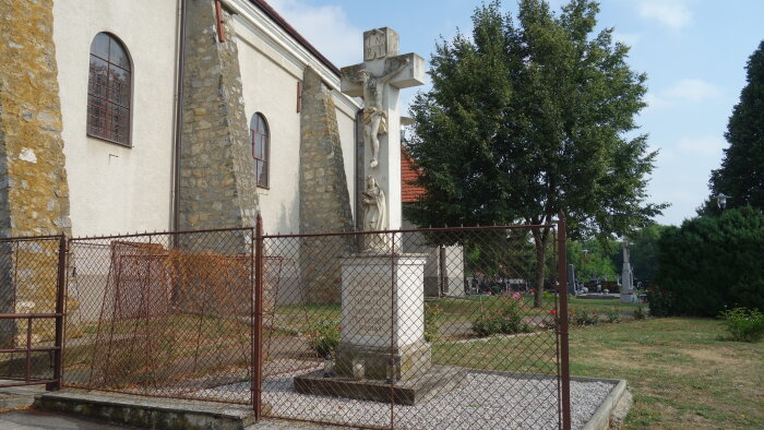Kamenný kříž u kostela - Vištuk-1