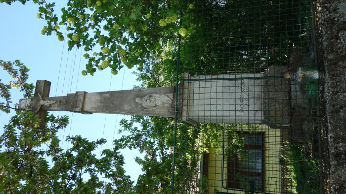 Kříž v obci směrem na Báhoň - Vištuk-2