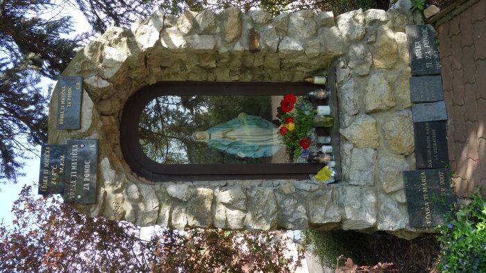 Lourdes -i Szűz Mária kápolna a templom közelében - Budmerice-3