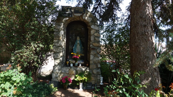 Lourdes -i Szűz Mária kápolna a templom közelében - Budmerice-1