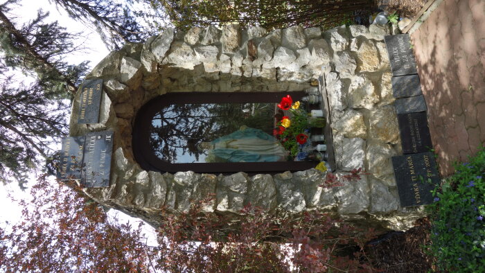 Lourdes -i Szűz Mária kápolna a templom közelében - Budmerice-2