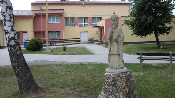 Socha sv. Urbana v obci - Dolné Orešany-2