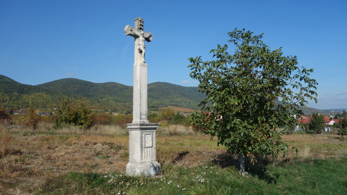 Steinkreuz hinter dem Dorf - Dolné Orešany-1