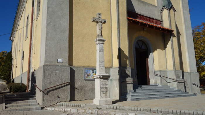 Kríž pred kostolom - Horné Orešany-2