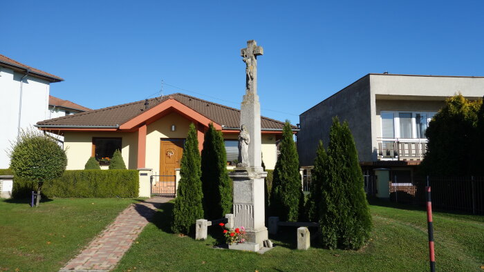 Kríž v obci - Horné Orešany-2