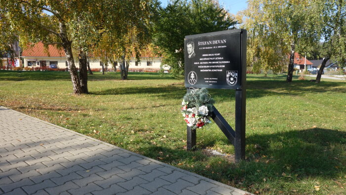 Memorial plaque to Štefan Devan - Smolenice-2
