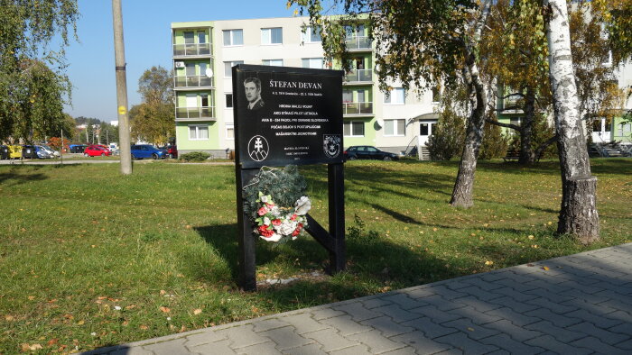 Memorial plaque to Štefan Devan - Smolenice-1