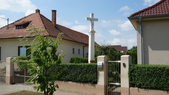 Kamenný kríž v obci - Zeleneč-1
