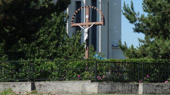 Iron cross in the parish garden - Zeleneč-1