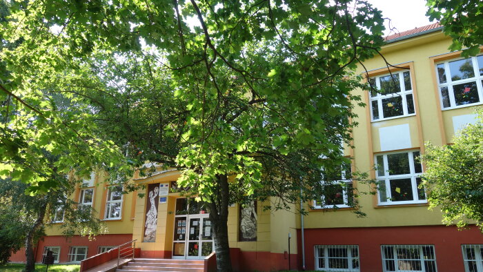 Základná škola s materskou školou, Suchá nad Parnou-3