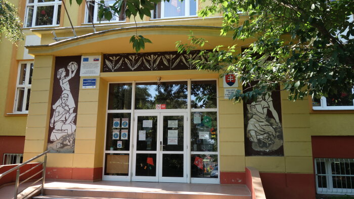 Základná škola s materskou školou, Suchá nad Parnou-1
