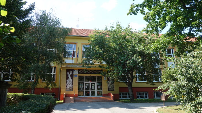 Základná škola s materskou školou, Suchá nad Parnou-2