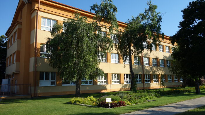 Základná škola s materskou školou - Zeleneč-1